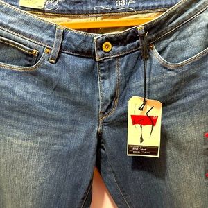 BNWT Levi’s Bold Curve Jeans size 33 x 32 for the curve girls